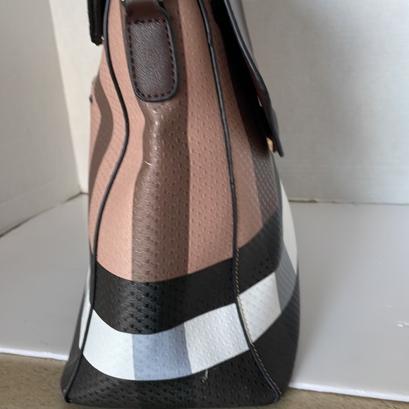 Handbag Plus a Second Piece - Picture 4 of 9